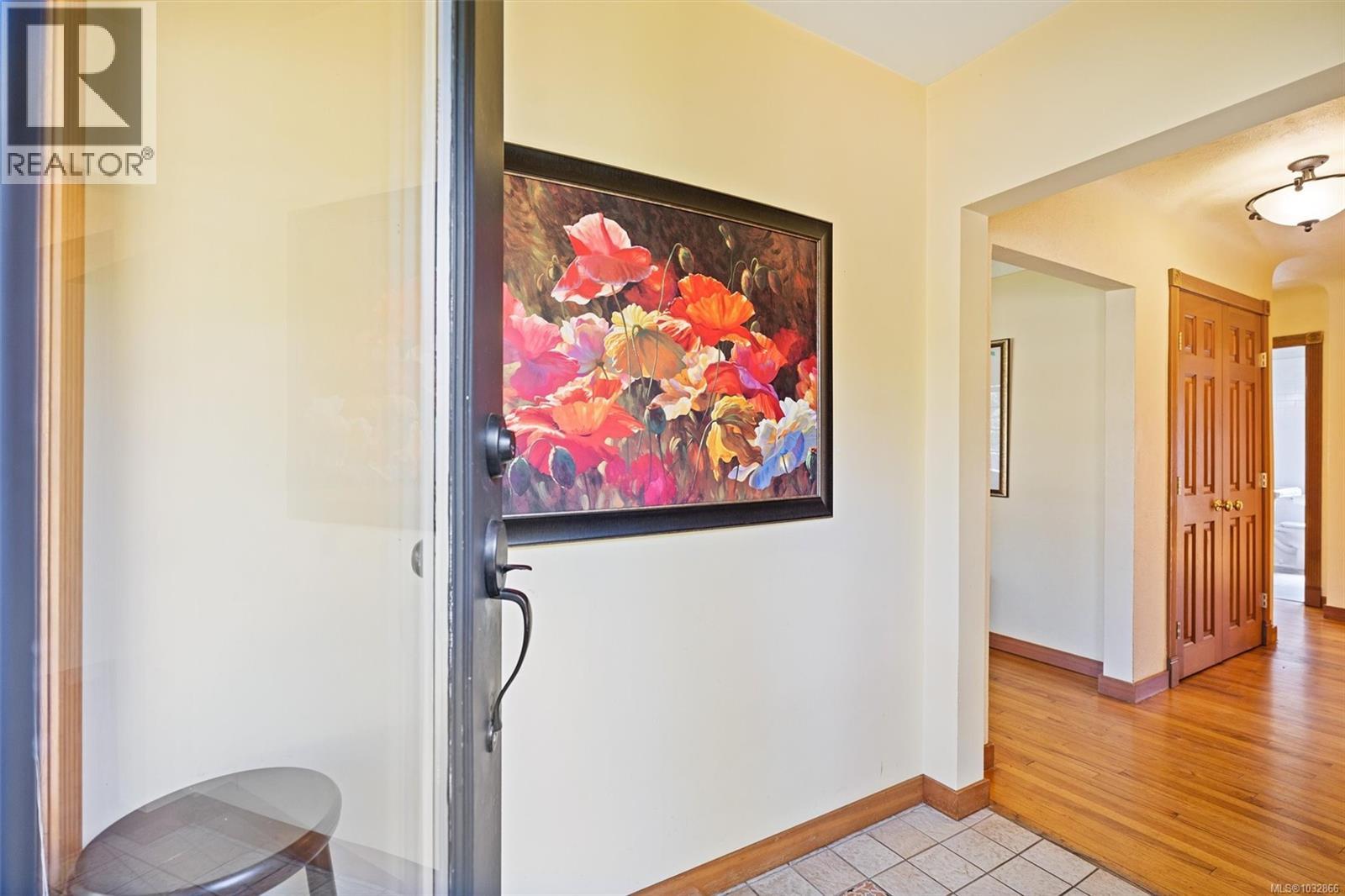 2425 Camelot Rd, Saanich, British Columbia  V8N 1J3 - Photo 3 - 1032866