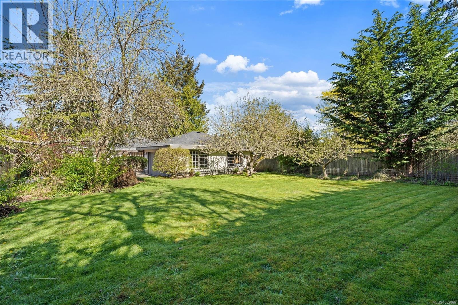 2425 Camelot Rd, Saanich, British Columbia  V8N 1J3 - Photo 31 - 1032866