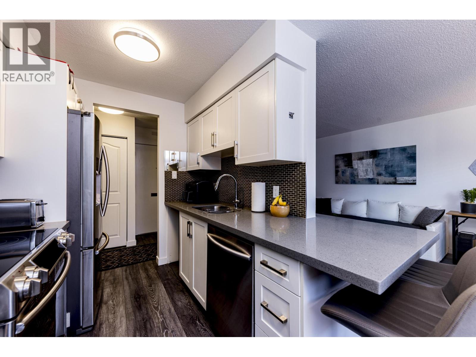 208 160 E 19th Street, North Vancouver, British Columbia  V7L 2Y8 - Photo 2 - R3113929