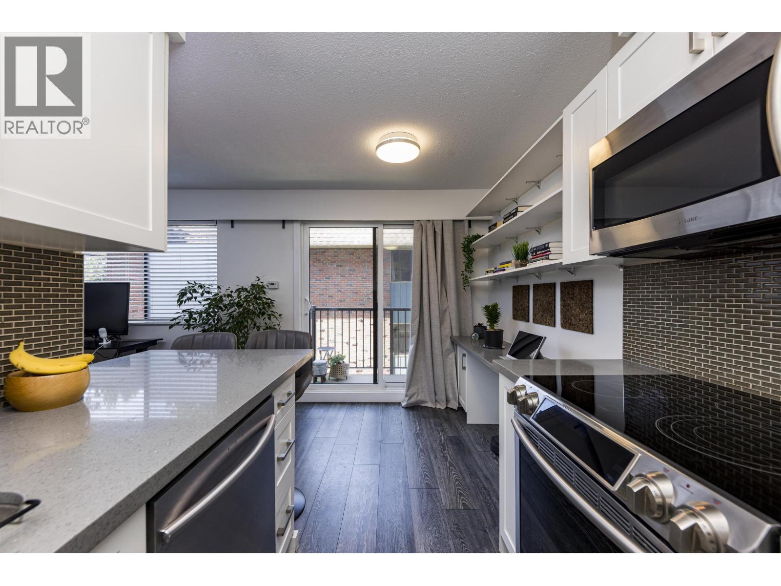 208 160 E 19th Street, North Vancouver, British Columbia  V7L 2Y8 - Photo 3 - R3113929