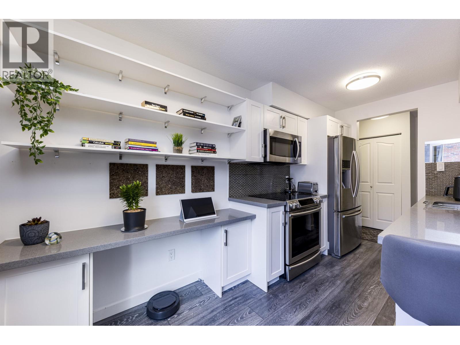 208 160 E 19th Street, North Vancouver, British Columbia  V7L 2Y8 - Photo 4 - R3113929