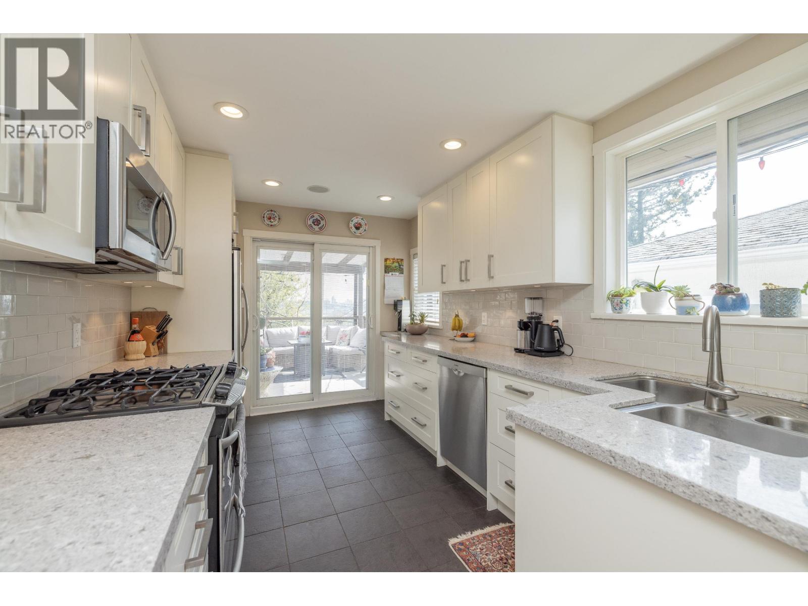 1119 Cloverley Street, North Vancouver, British Columbia  V7L 1N7 - Photo 8 - R3113955