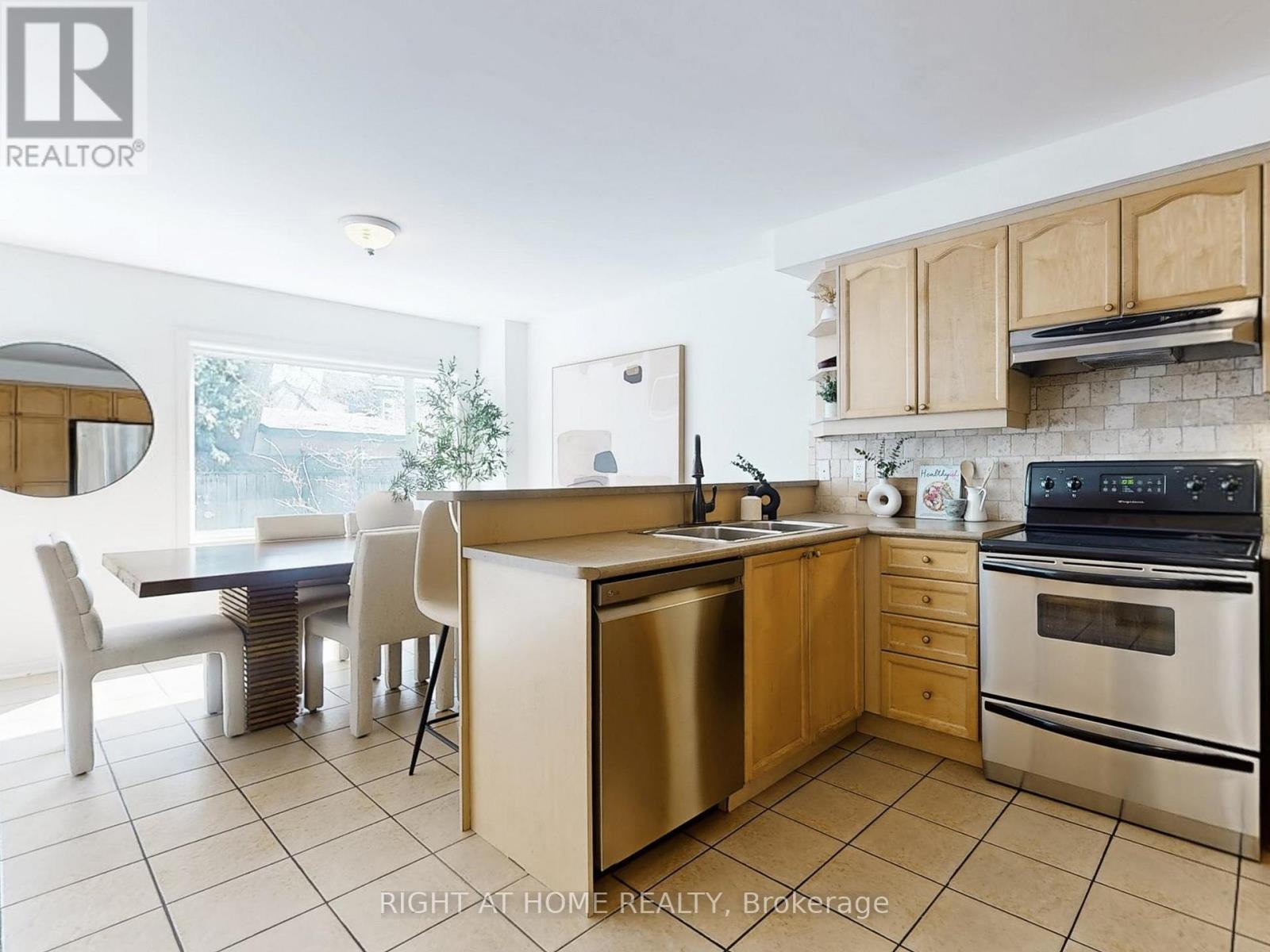 1021 Craven Road, Toronto, Ontario  M4J 4V7 - Photo 18 - E13025460