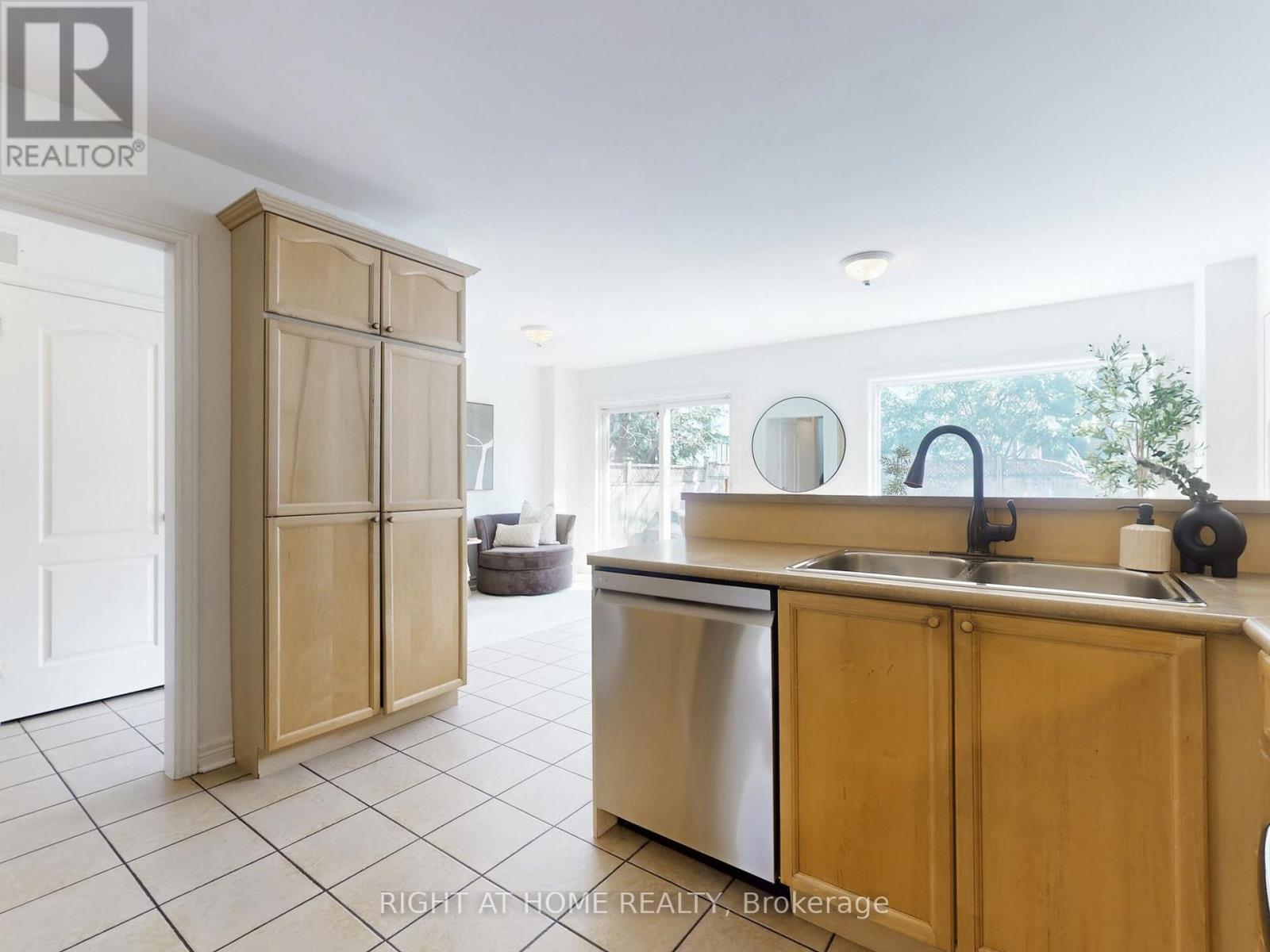 1021 Craven Road, Toronto, Ontario  M4J 4V7 - Photo 19 - E13025460
