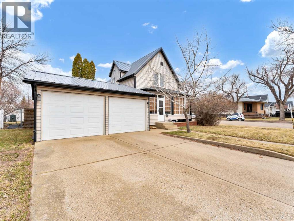 102 4 Street Sw, Medicine Hat, Alberta  T1A 4E3 - Photo 1 - A2298810