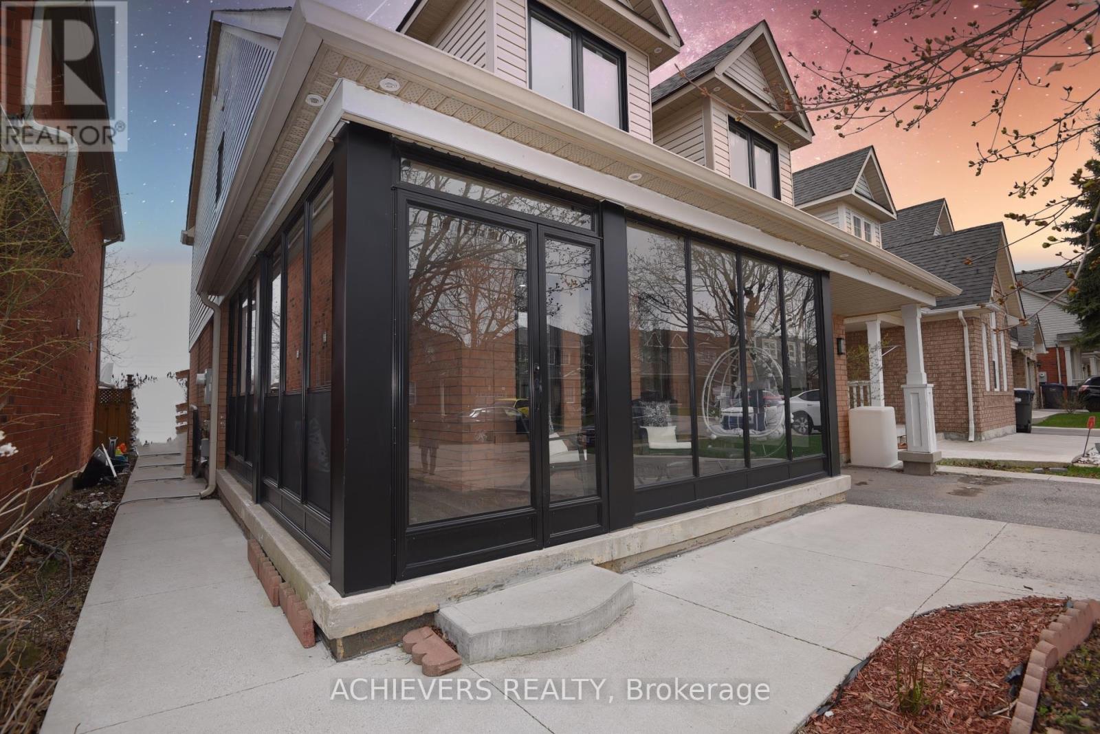 77 Thorpe Crescent, Brampton, Ontario  L7A 1P8 - Photo 3 - W13025494