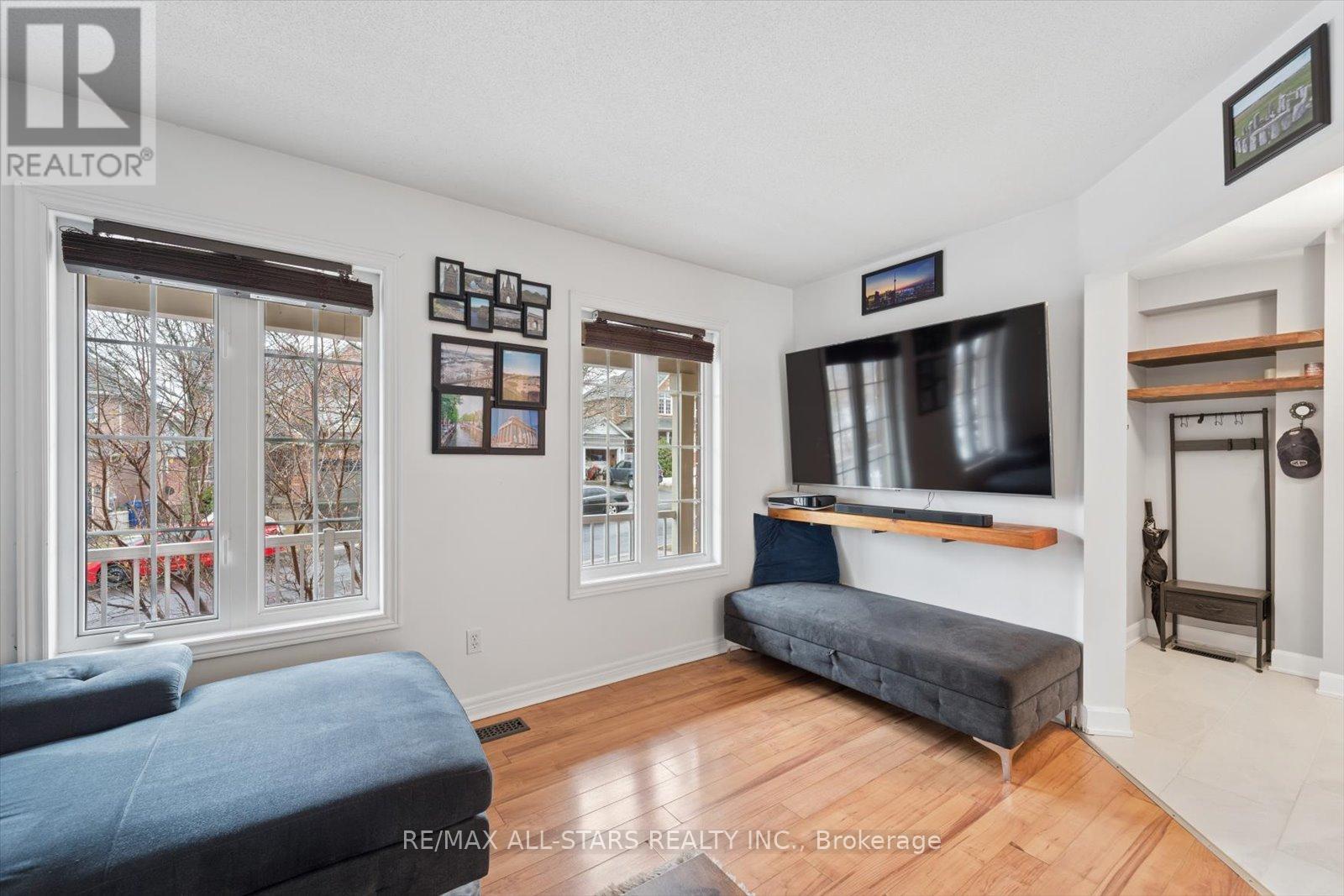 62 Reddenhurst Crescent, Georgina, Ontario  L4P 4G2 - Photo 7 - N12877386