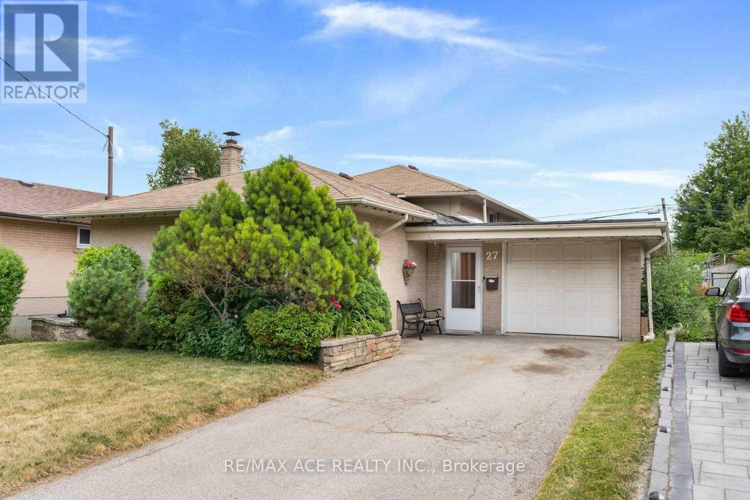 MAIN - 27 OAKRIDGE DRIVE, Toronto, Ontario