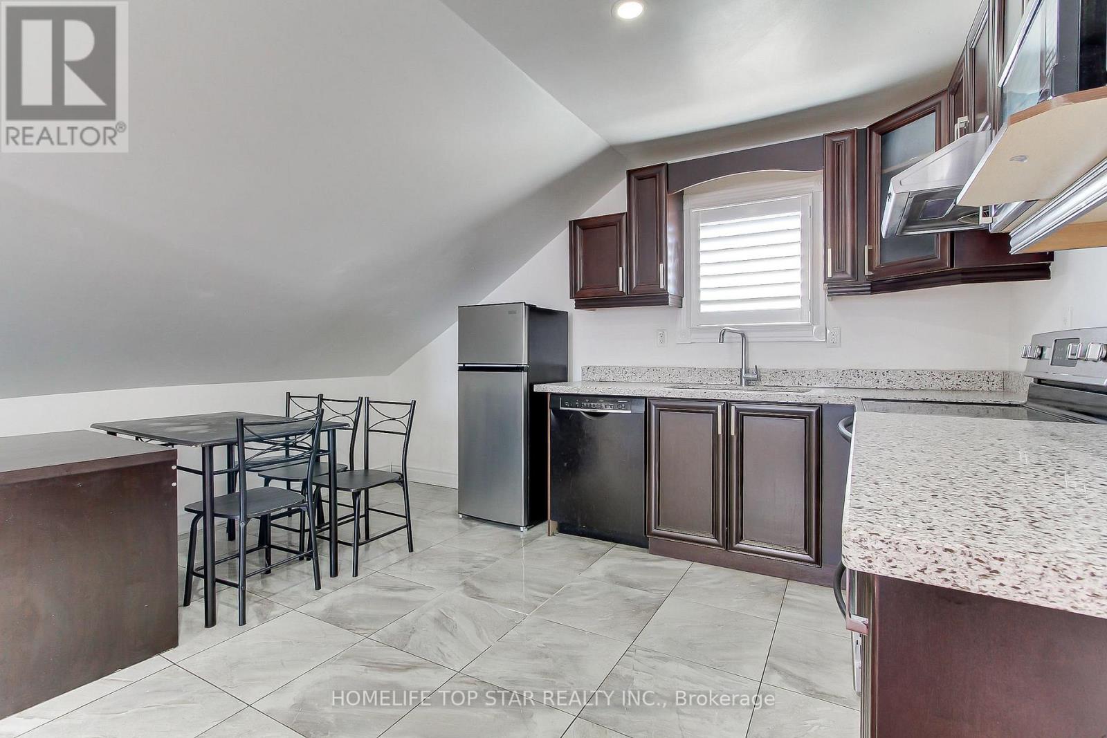 Upper - 17 Royal Street, Oshawa, Ontario  L1H 2T5 - Photo 12 - E13025742