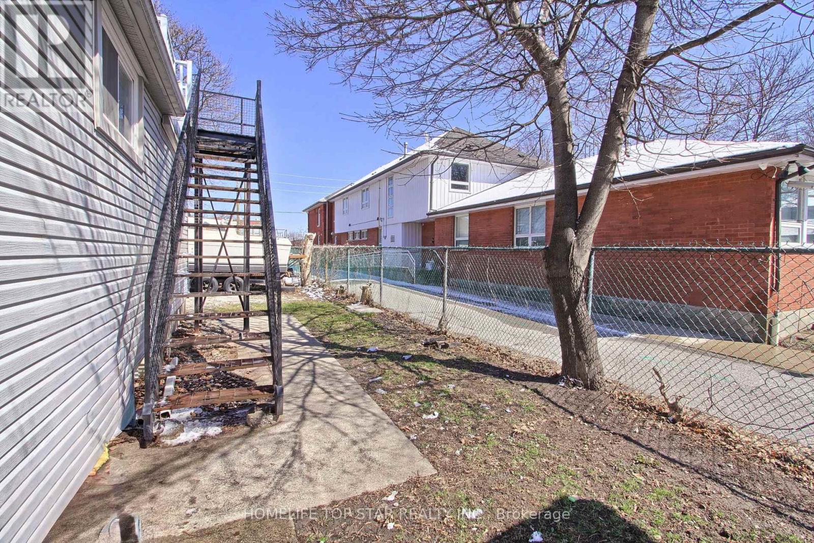 Upper - 17 Royal Street, Oshawa, Ontario  L1H 2T5 - Photo 23 - E13025742