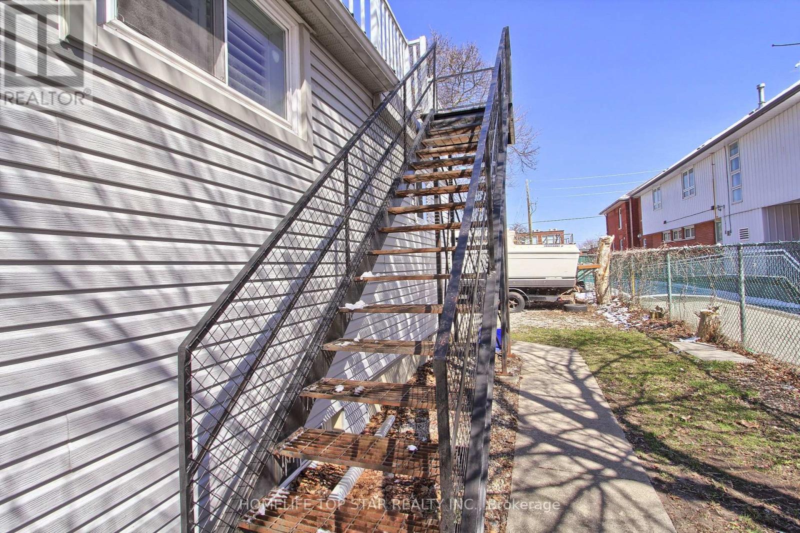 Upper - 17 Royal Street, Oshawa, Ontario  L1H 2T5 - Photo 5 - E13025742