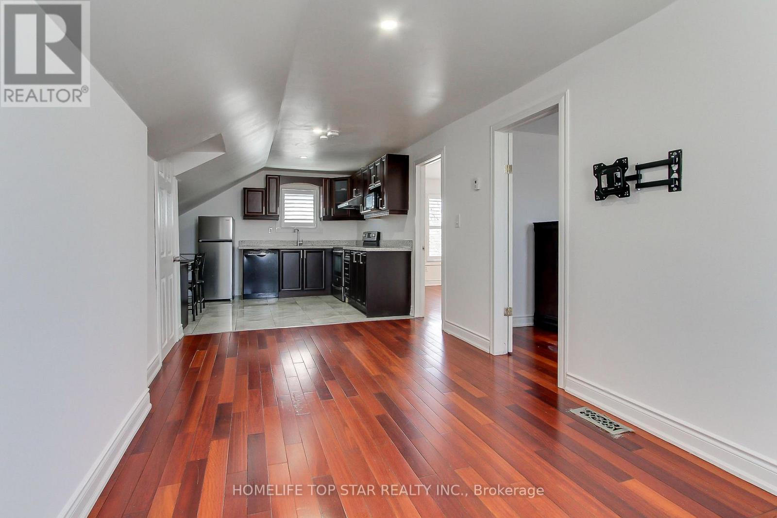 Upper - 17 Royal Street, Oshawa, Ontario  L1H 2T5 - Photo 8 - E13025742