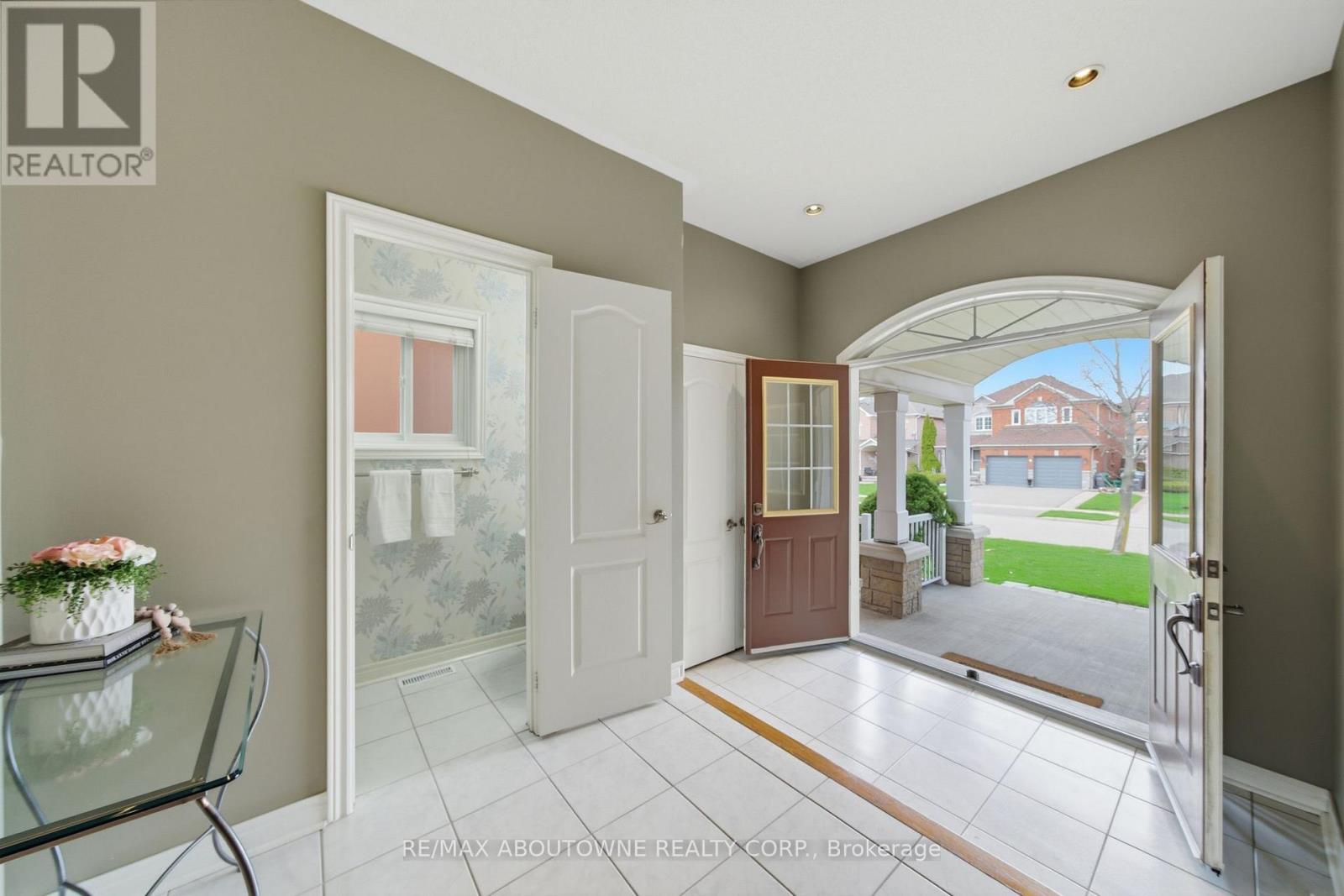 6386 Ormindale Way, Mississauga, Ontario  L5V 1J3 - Photo 4 - W13025518