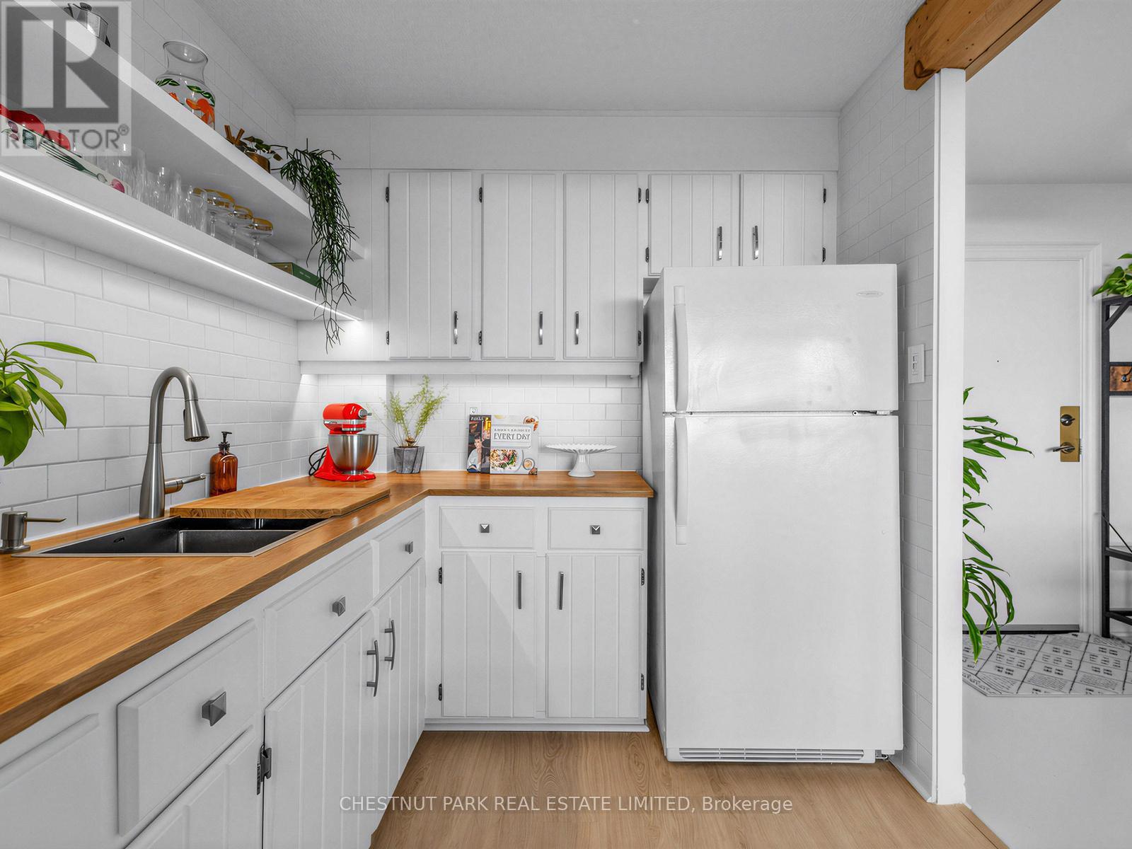 1210 - 541 Blackthorn Avenue, Toronto, Ontario  M6M 5A6 - Photo 7 - W13025222