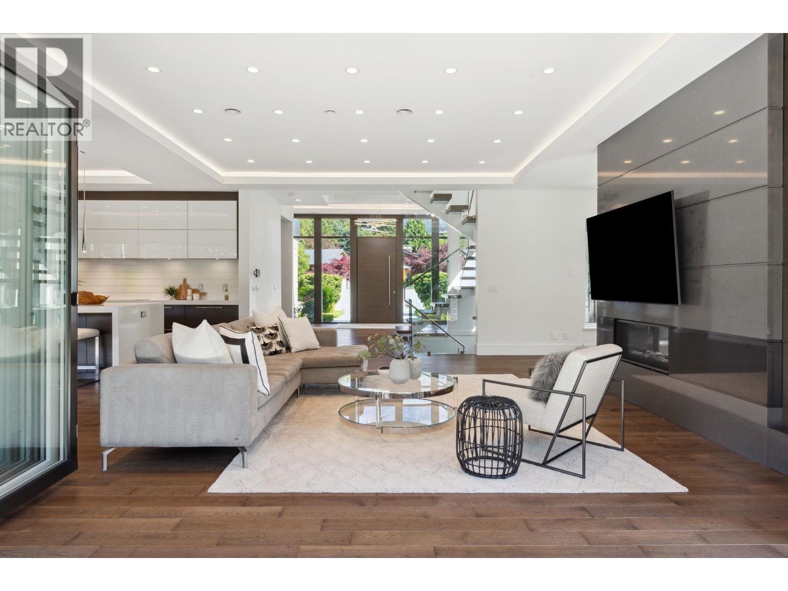 983 Tudor Avenue, North Vancouver, British Columbia  V7R 1X6 - Photo 9 - R3113957