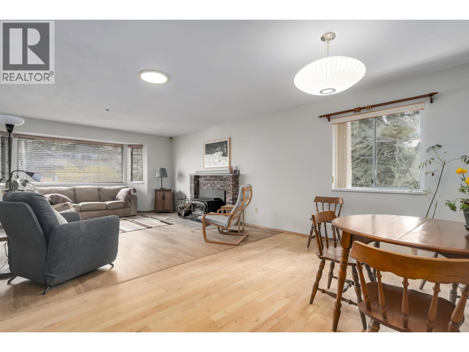 229 W 22nd Street, North Vancouver, British Columbia  V7M 2A2 - Photo 2 - R3113958