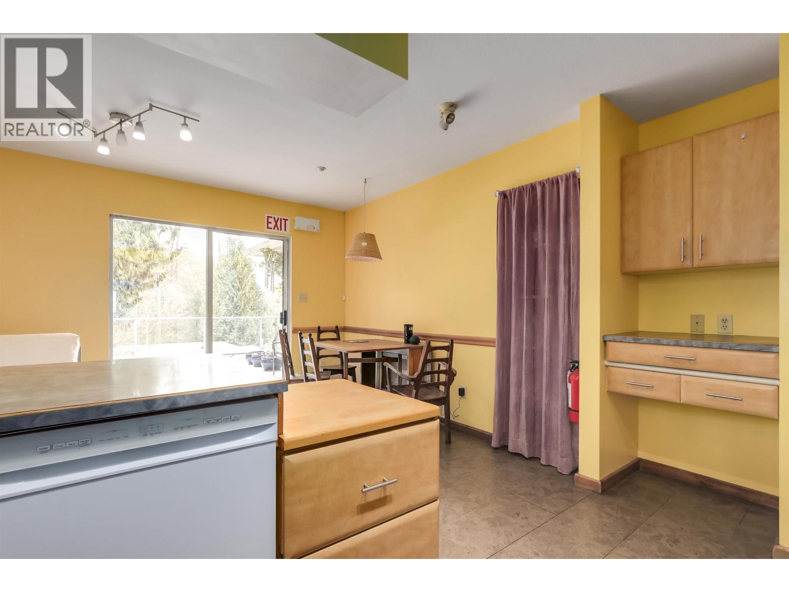 229 W 22nd Street, North Vancouver, British Columbia  V7M 2A2 - Photo 9 - R3113958