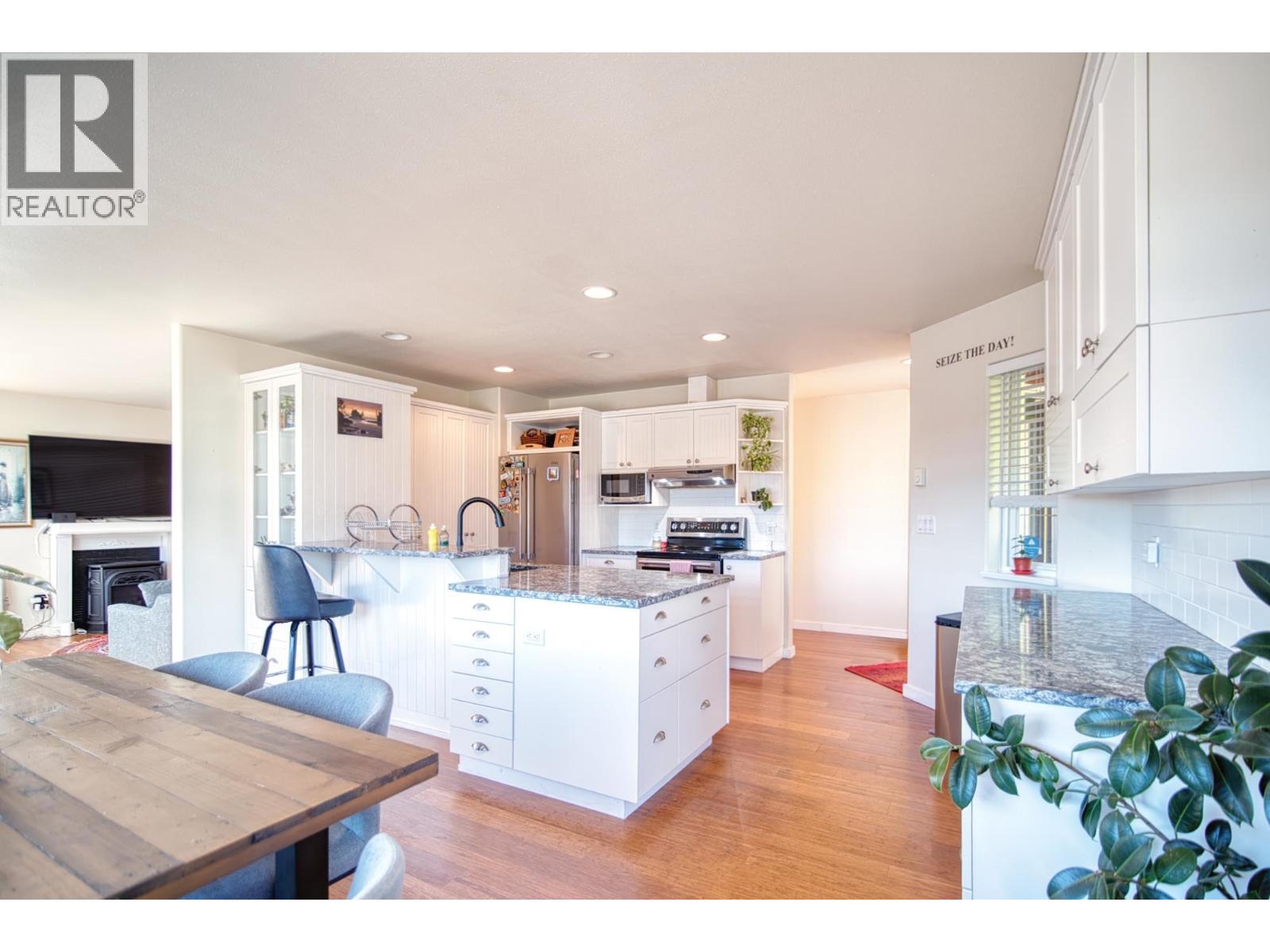 5599 Medusa Place, Sechelt, British Columbia  V0N 3A3 - Photo 10 - R3114000