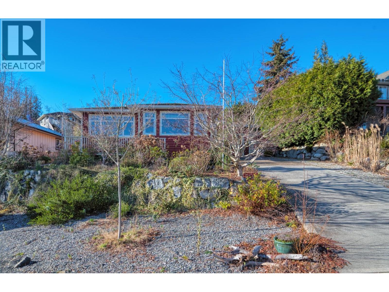 5599 Medusa Place, Sechelt, British Columbia  V0N 3A3 - Photo 2 - R3114000