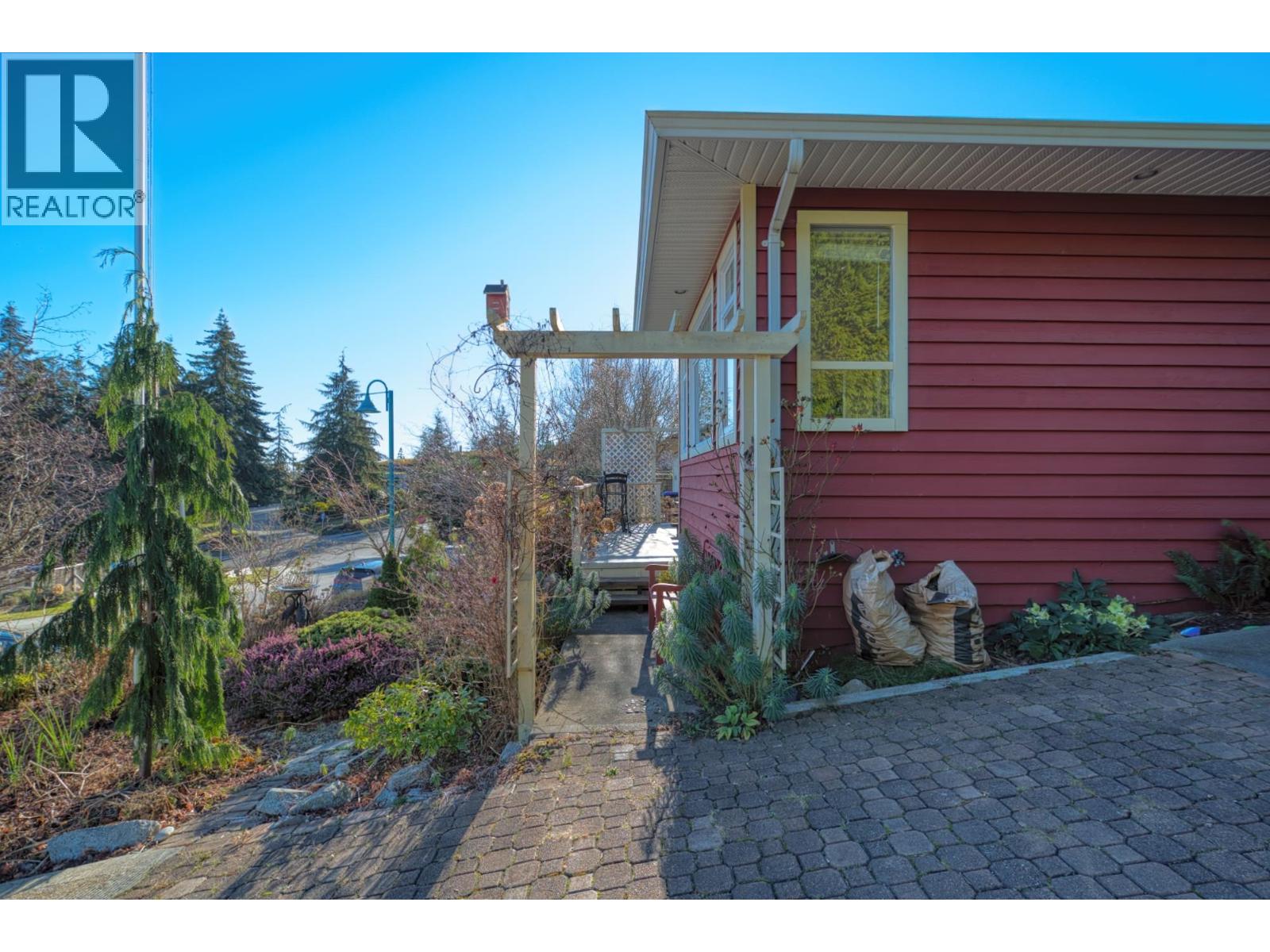 5599 Medusa Place, Sechelt, British Columbia  V0N 3A3 - Photo 4 - R3114000