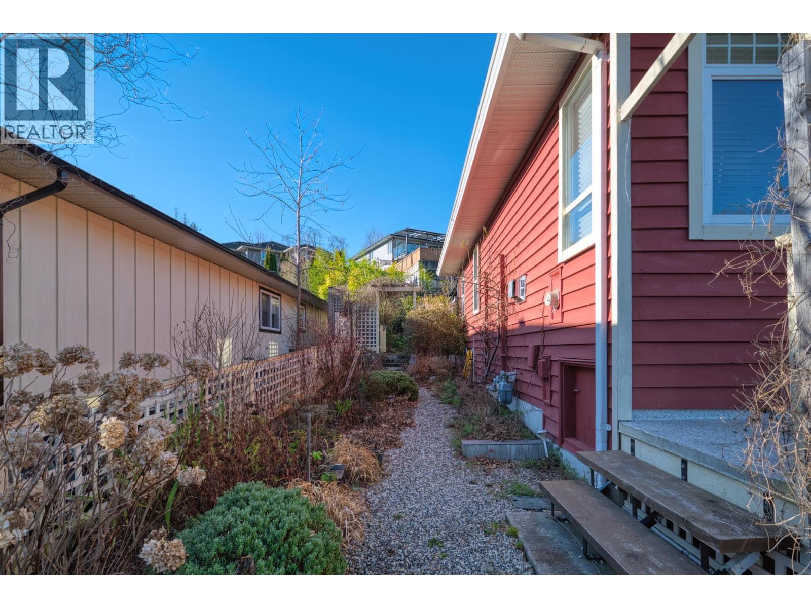 5599 Medusa Place, Sechelt, British Columbia  V0N 3A3 - Photo 5 - R3114000