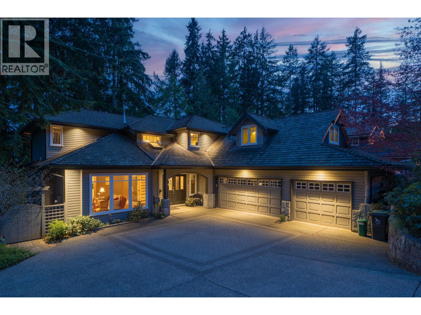 801 Regal Crescent, North Vancouver, British Columbia  V7K 2X9 - Photo 1 - R3114014