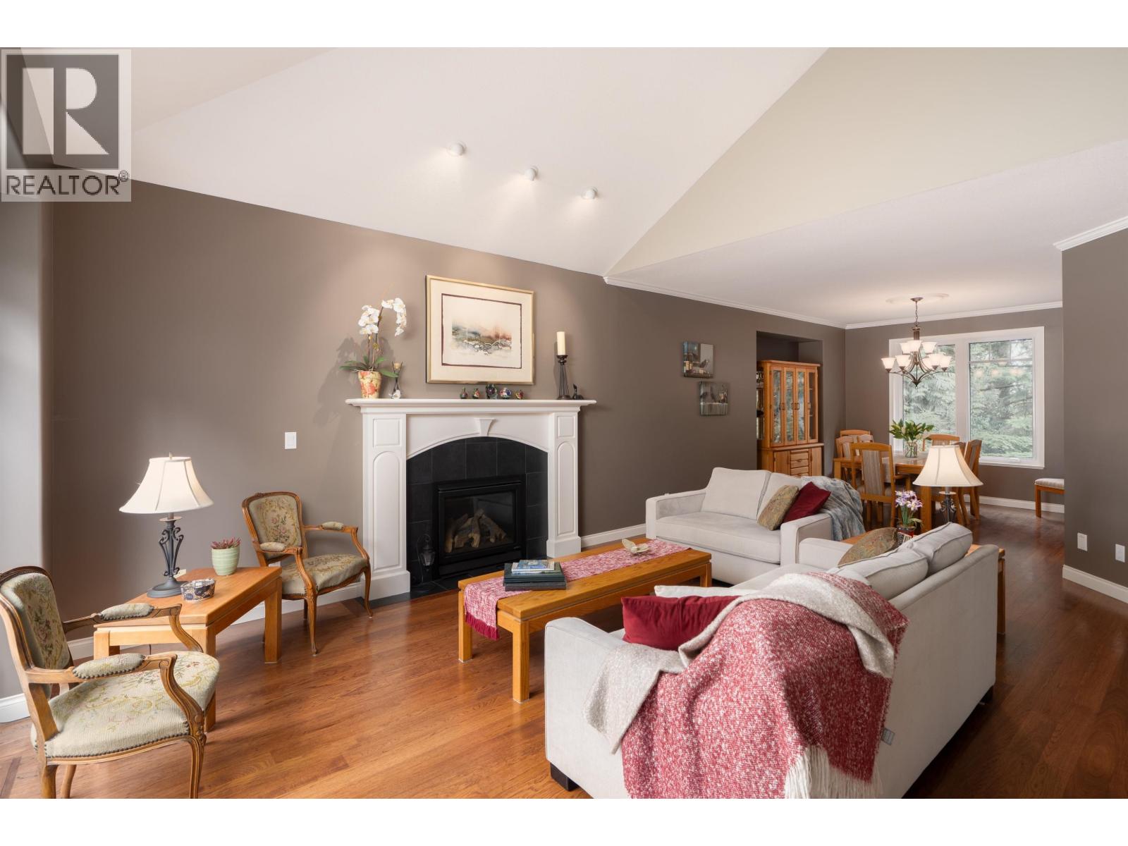 801 Regal Crescent, North Vancouver, British Columbia  V7K 2X9 - Photo 3 - R3114014