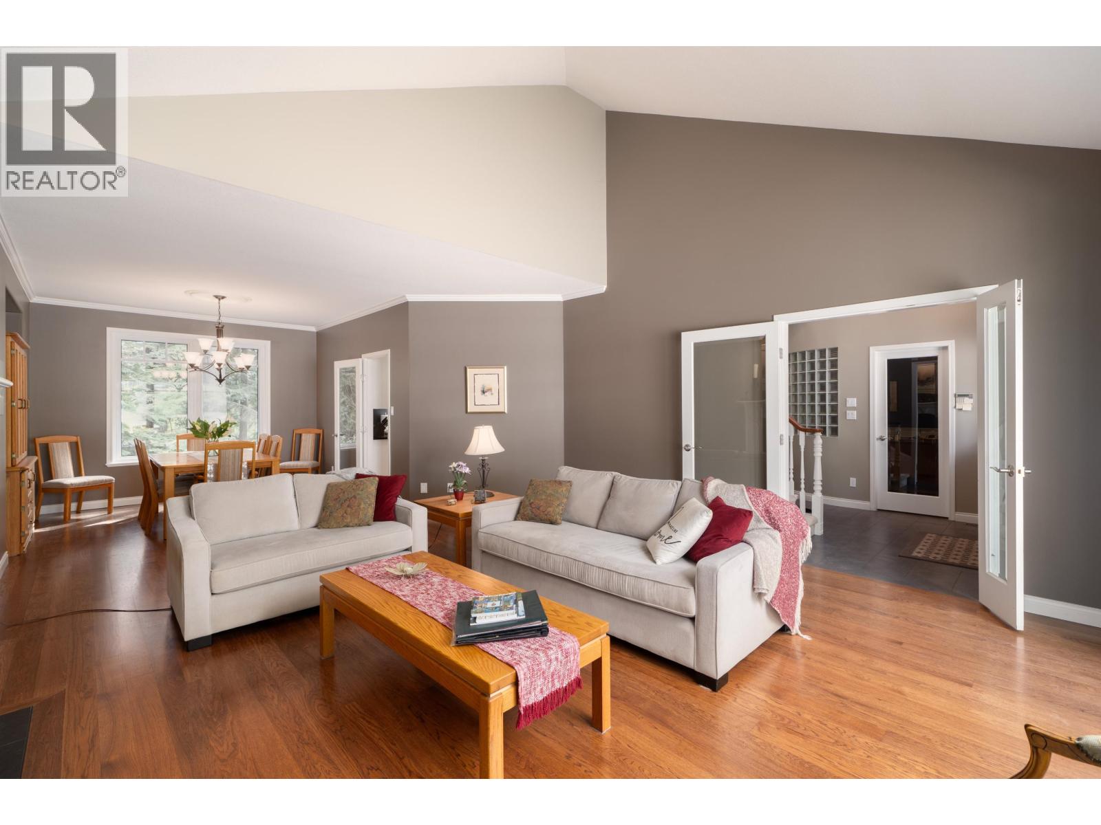 801 Regal Crescent, North Vancouver, British Columbia  V7K 2X9 - Photo 4 - R3114014