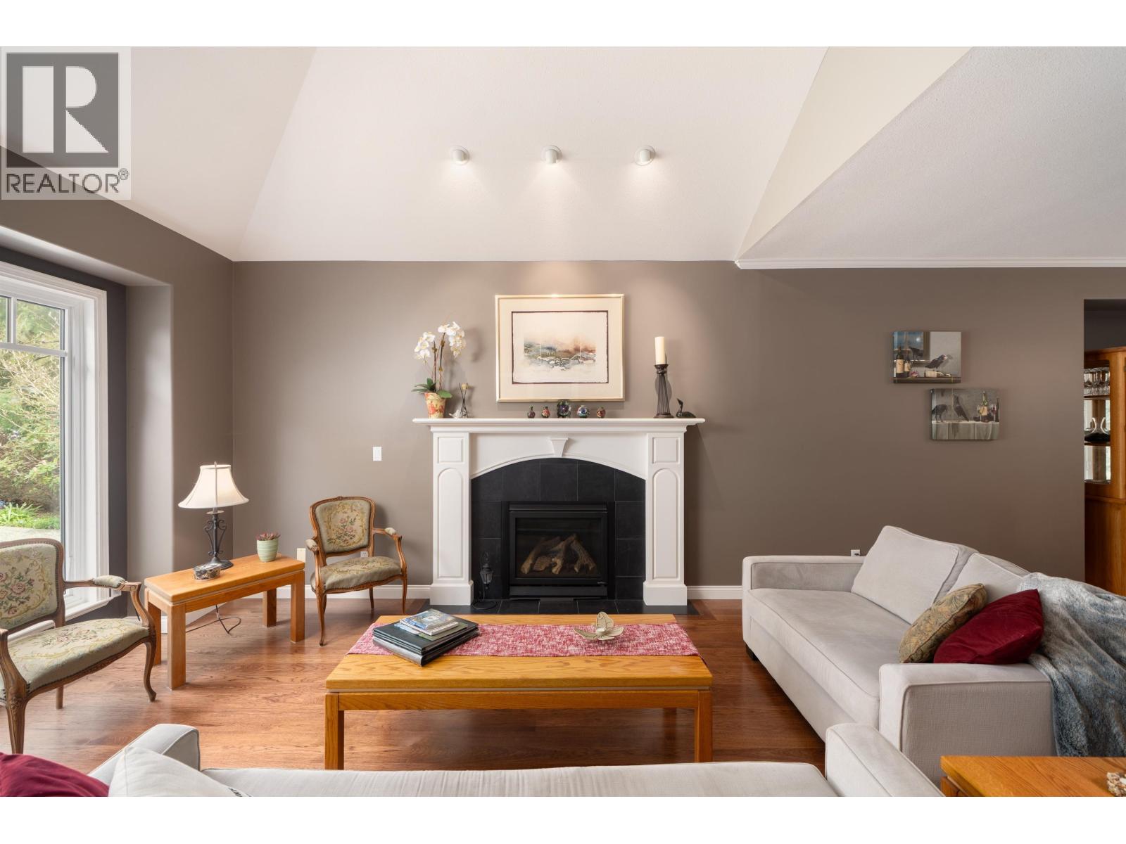 801 Regal Crescent, North Vancouver, British Columbia  V7K 2X9 - Photo 5 - R3114014