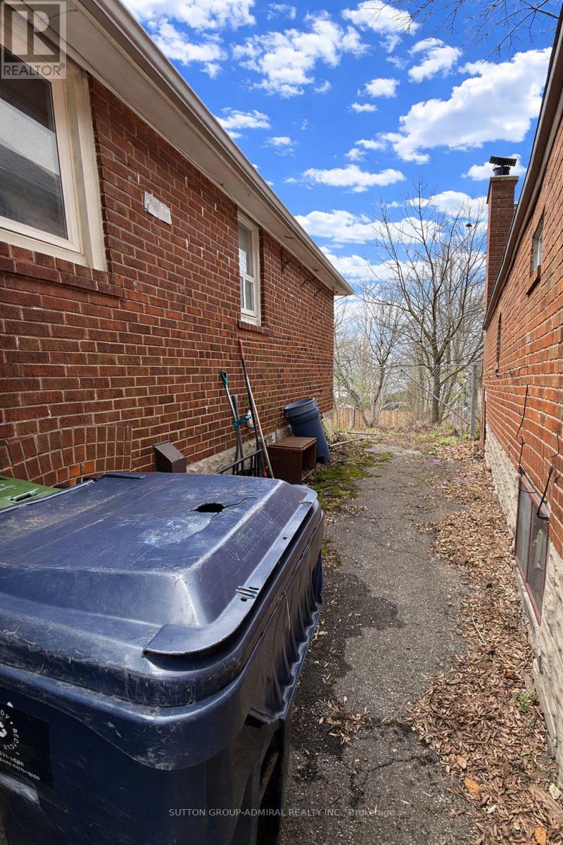 368 Winnett Avenue, Toronto, Ontario  M6C 3M1 - Photo 5 - C13025912