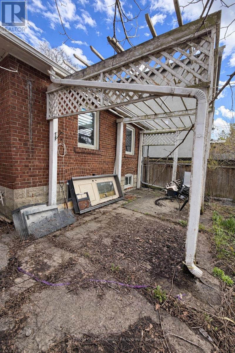 368 Winnett Avenue, Toronto, Ontario  M6C 3M1 - Photo 8 - C13025912