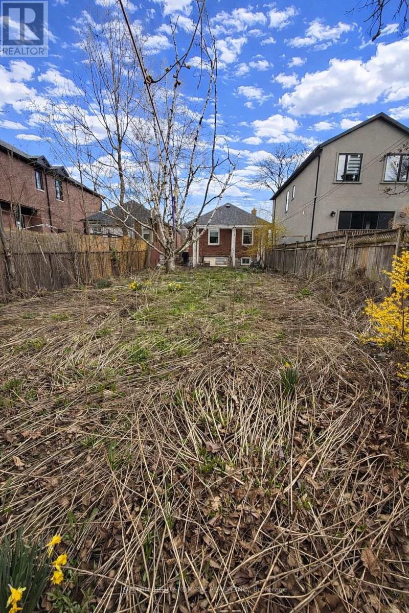 368 Winnett Avenue, Toronto, Ontario  M6C 3M1 - Photo 9 - C13025912