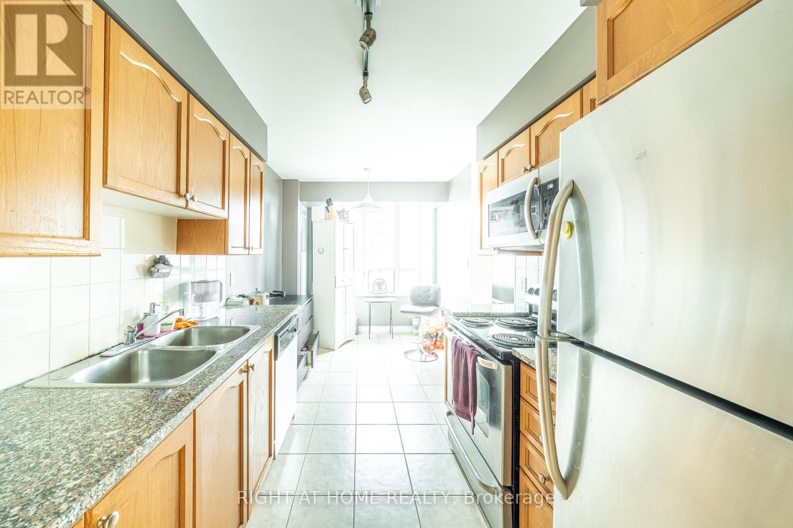 711 - 335 Rathburn Road W, Mississauga, Ontario  L5B 0C8 - Photo 3 - W13025906