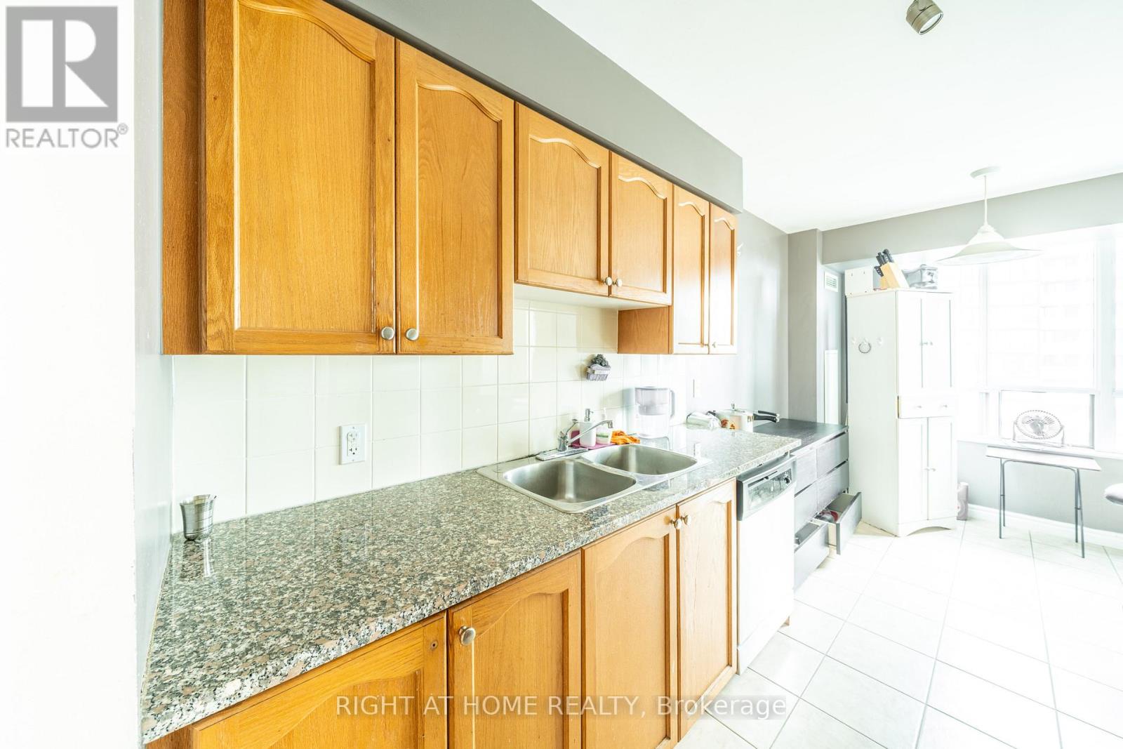 711 - 335 Rathburn Road W, Mississauga, Ontario  L5B 0C8 - Photo 4 - W13025906