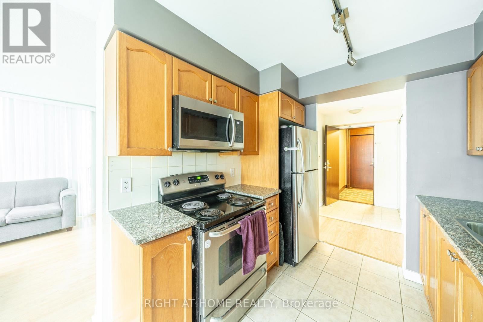 711 - 335 Rathburn Road W, Mississauga, Ontario  L5B 0C8 - Photo 6 - W13025906