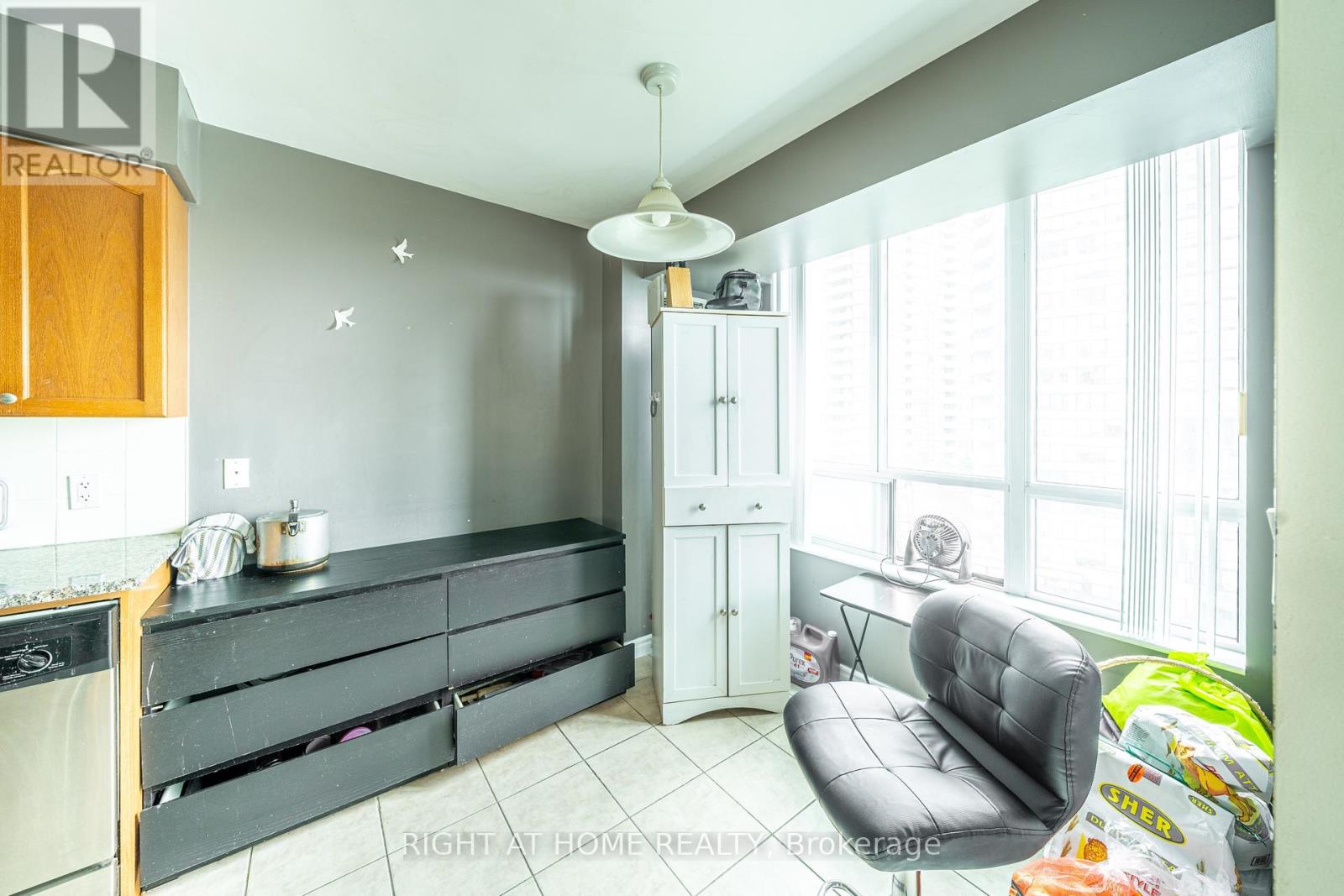 711 - 335 Rathburn Road W, Mississauga, Ontario  L5B 0C8 - Photo 7 - W13025906