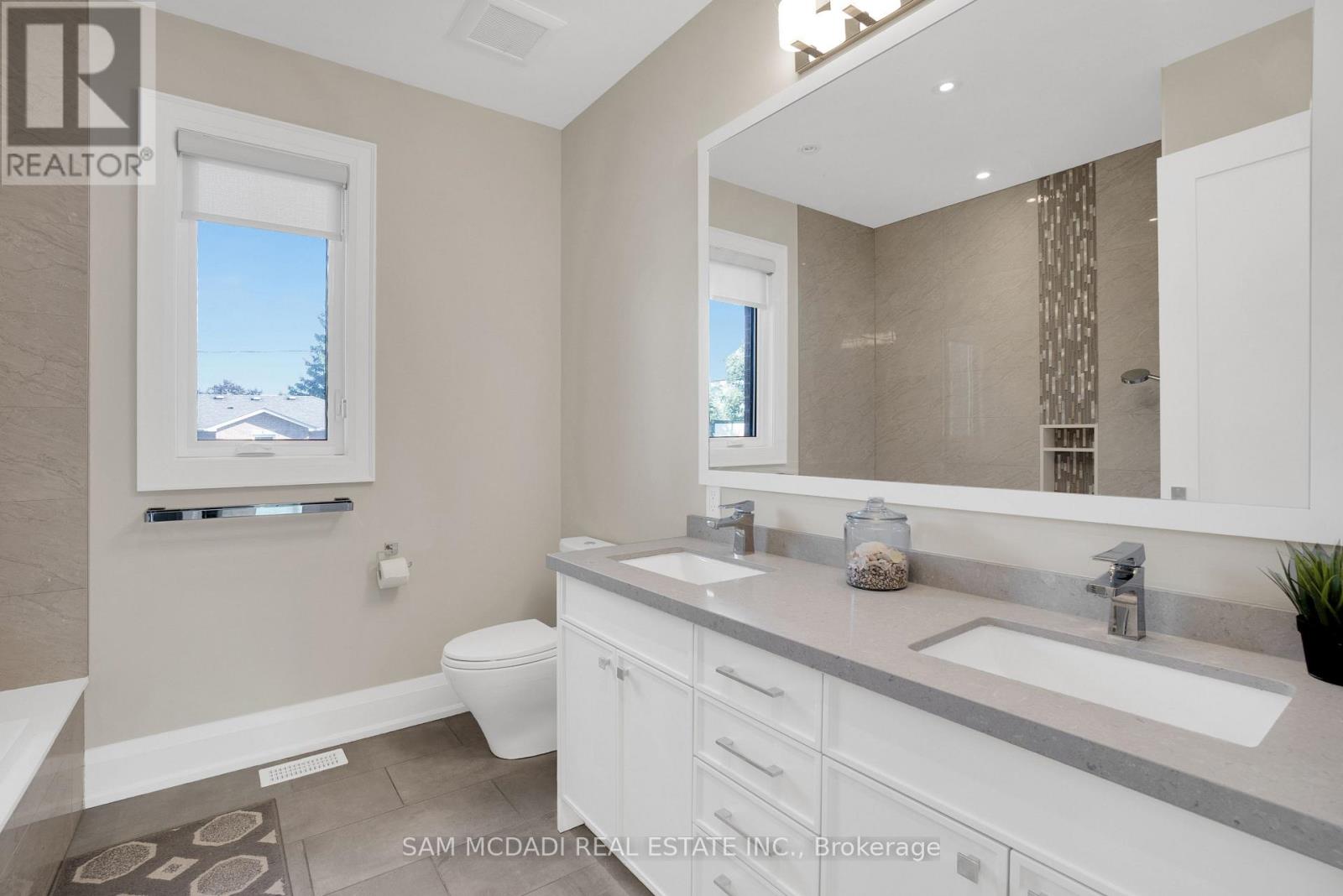 1196 Strathy Avenue, Mississauga, Ontario  L5E 2K6 - Photo 35 - W13025934