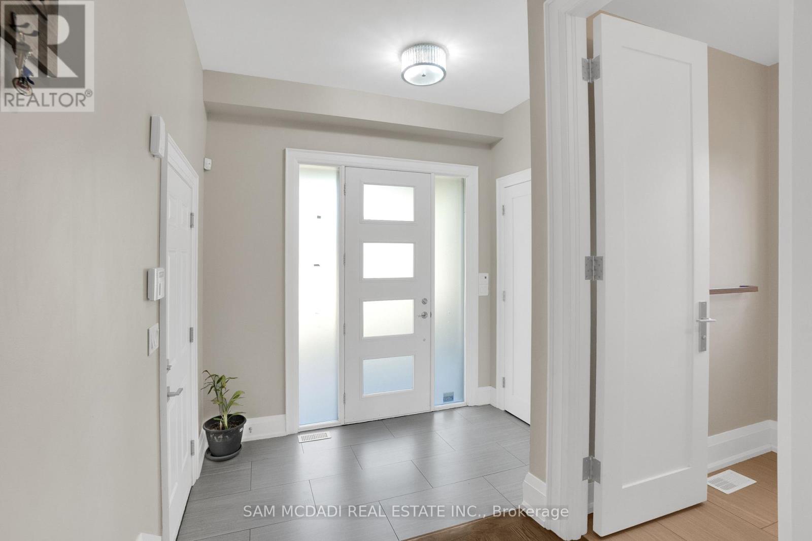 1196 Strathy Avenue, Mississauga, Ontario  L5E 2K6 - Photo 4 - W13025934