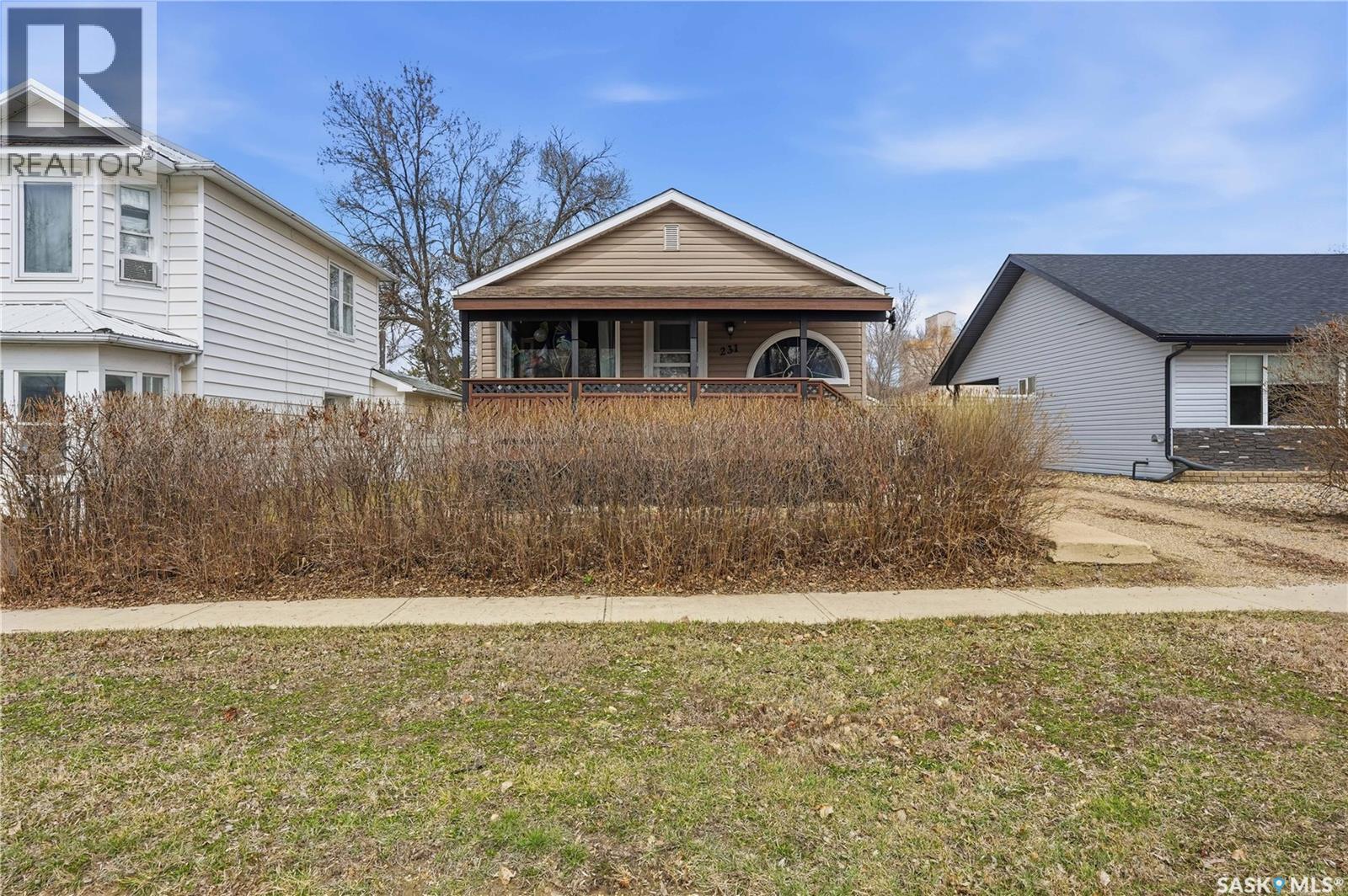 231 5th AVENUE W, Gravelbourg, Saskatchewan