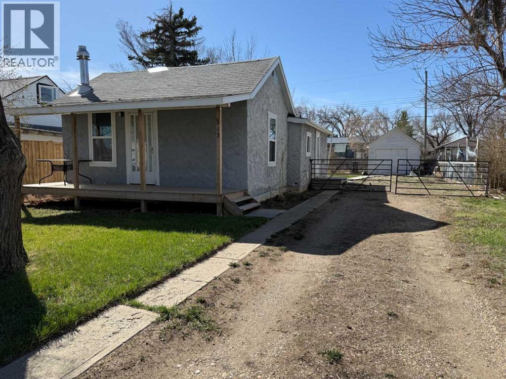 313 2 Avenue E, Bow Island, Alberta  T0K 0G0 - Photo 2 - A2302971