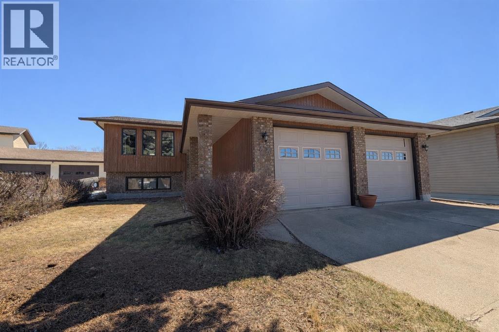 33 Rideau Close SE, Medicine Hat, Alberta  T1B 3X9 - Photo 2 - A2303499