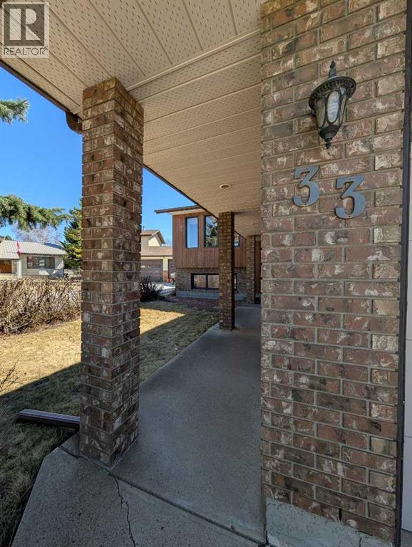 33 Rideau Close SE, Medicine Hat, Alberta  T1B 3X9 - Photo 3 - A2303499