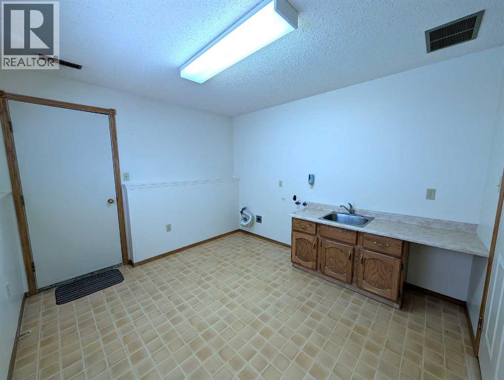 33 Rideau Close SE, Medicine Hat, Alberta  T1B 3X9 - Photo 36 - A2303499