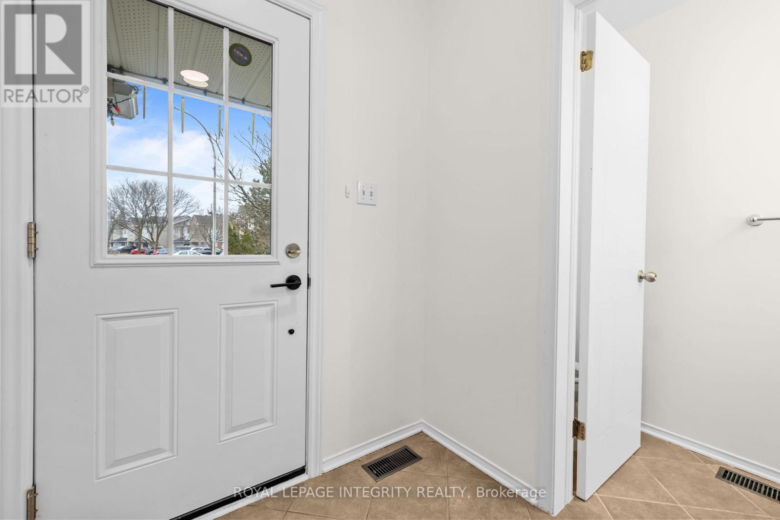 9 Flowertree Crescent, Ottawa, Ontario  K2M 2R6 - Photo 2 - X13026100
