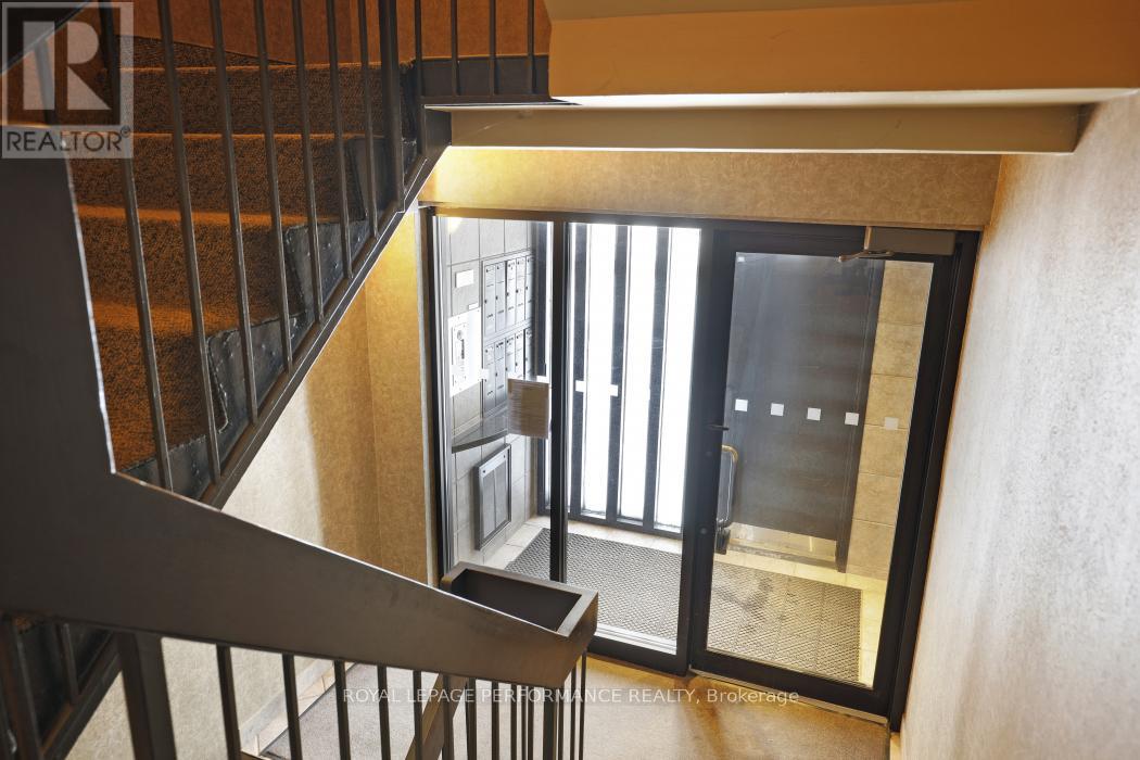 2d - 142 Waverley Street, Ottawa, Ontario  K2P 0V4 - Photo 2 - X13026116