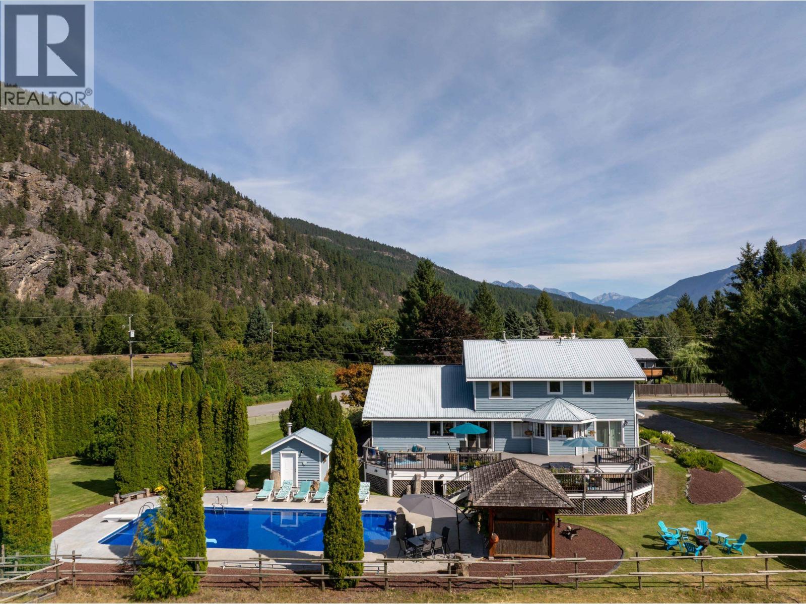 7569 Oberson Road, Pemberton, British Columbia  V0N 2L0 - Photo 2 - R3113125