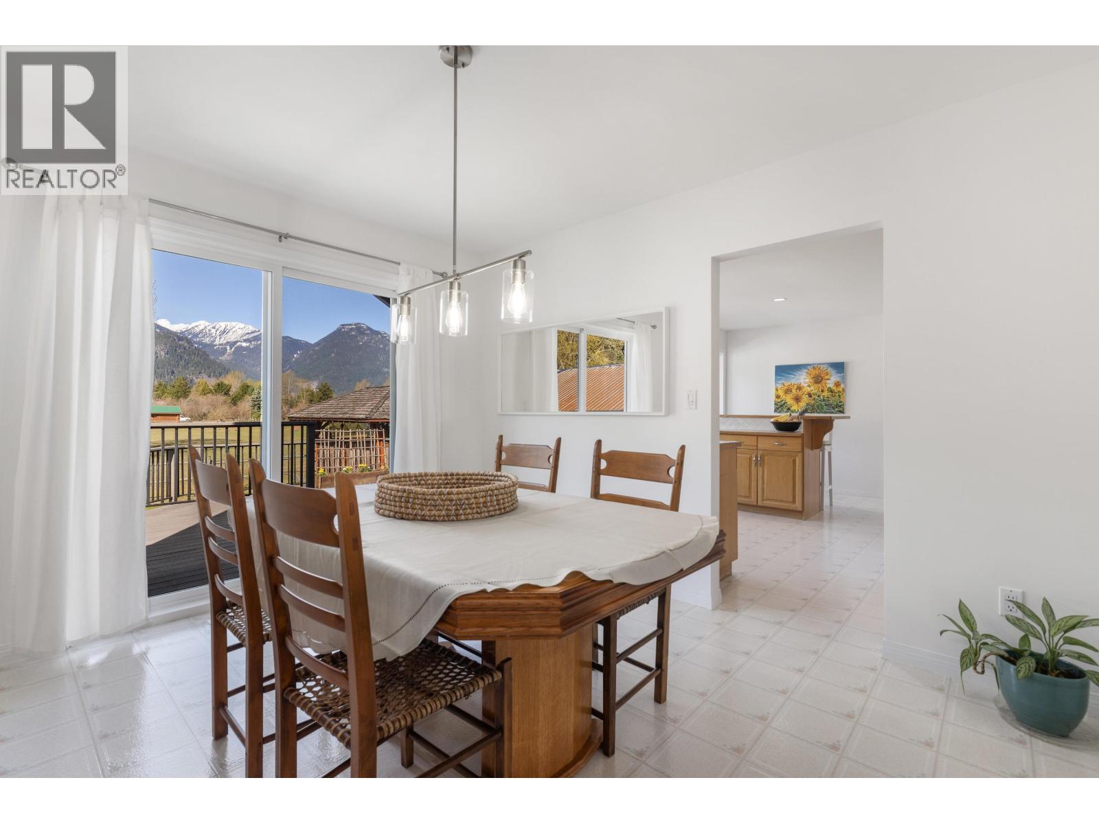 7569 Oberson Road, Pemberton, British Columbia  V0N 2L0 - Photo 13 - R3113125