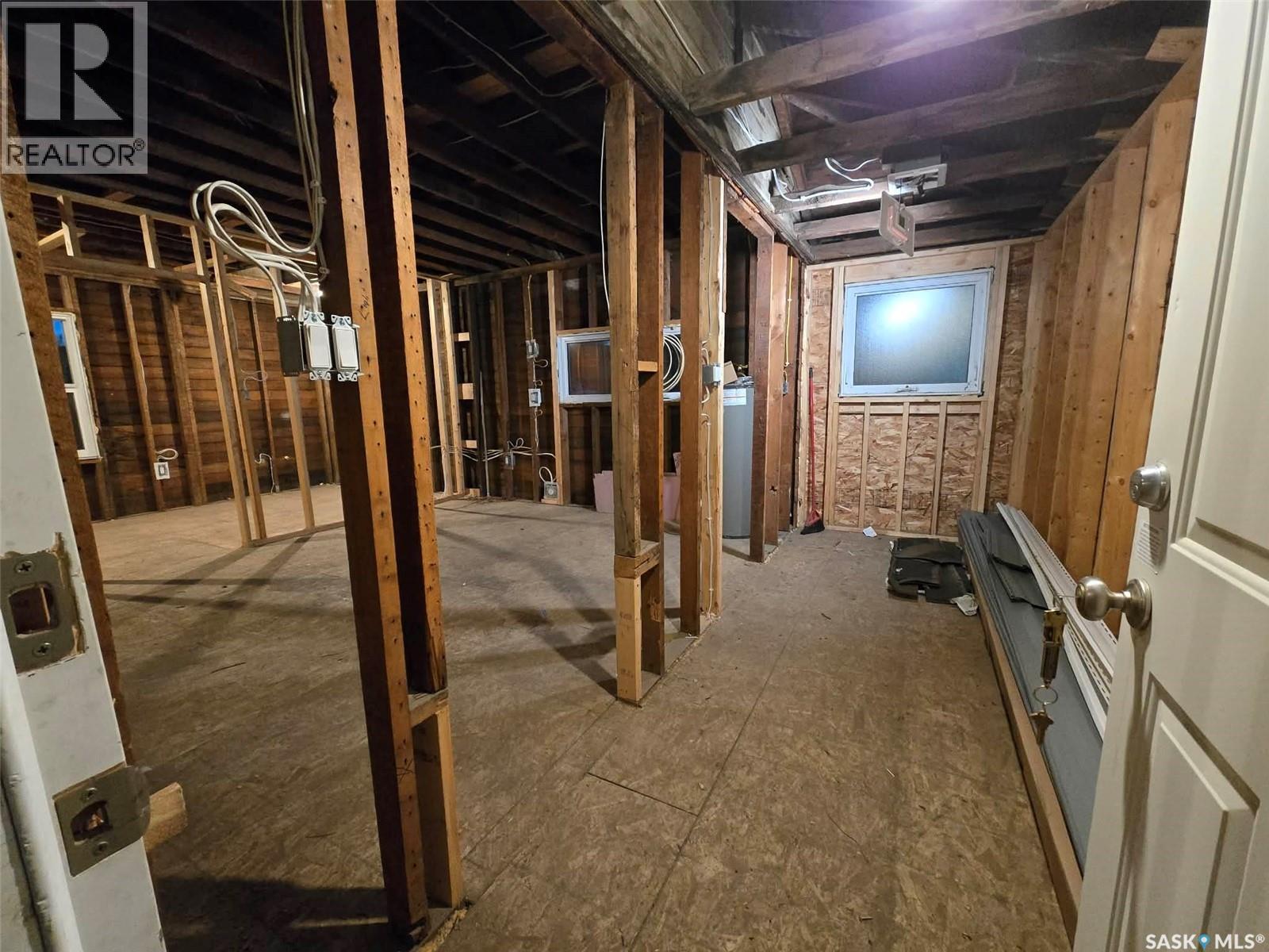 538 9th Avenue Nw, Moose Jaw, Saskatchewan  S6H 4H7 - Photo 8 - SK033530