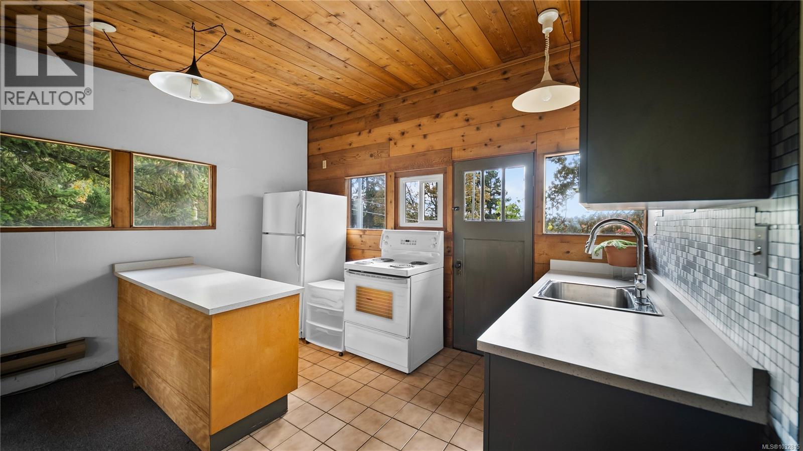 1168 Burnside Rd W, Saanich, British Columbia  V8Z 1N6 - Photo 41 - 1032815