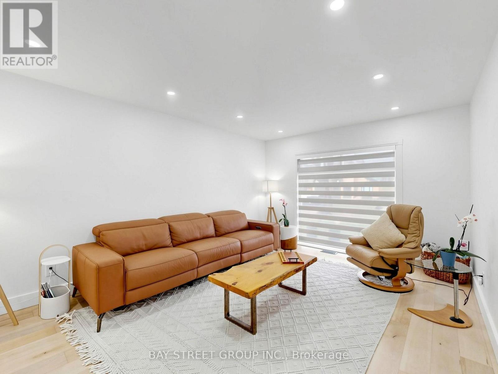 6 Pearson Road, Brampton (Fletcher's West), Ontario  L6Y 2N1 - Photo 4 - W13026110